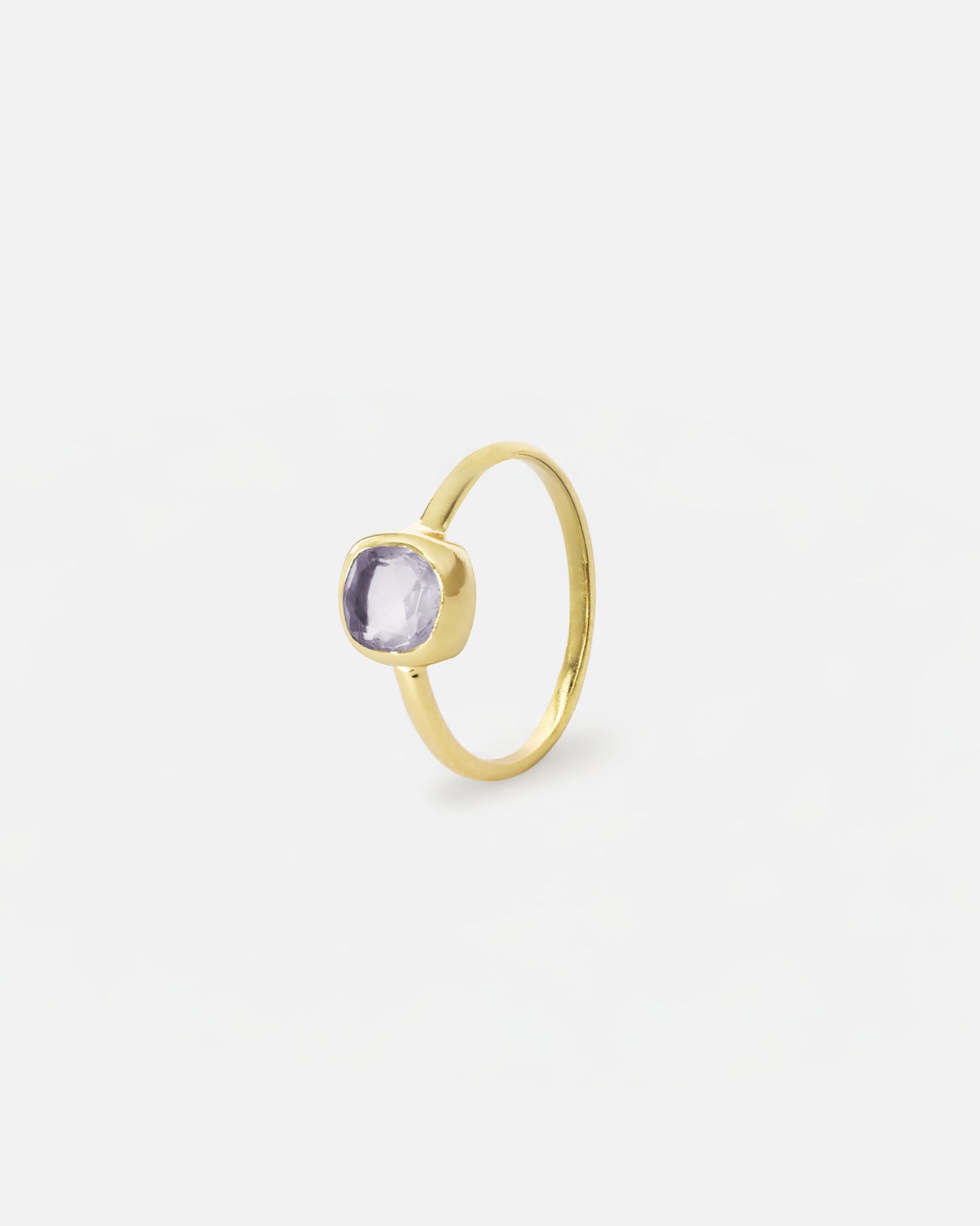 Anillo bañado en oro con piedra central cuadrada en Cuarzo Rosa