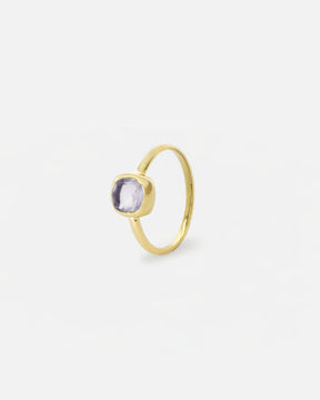 Anillo bañado en oro con piedra central cuadrada en Cuarzo Rosa