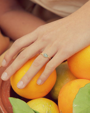 Primer plano del anillo bañado en oro de 18 quilates con piedra semipreciosa Aqua Calcedonia