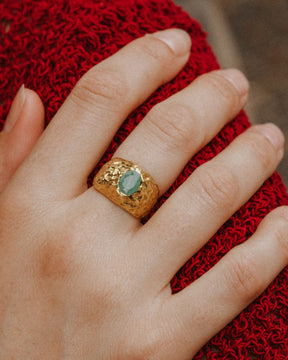 Primer plano de la mano de la modelo con el anillo bañado en oro de 18k con piedra semipreciosa Aventurina Verde de Isla Vurma