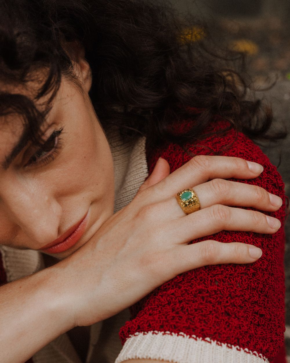 Primer plano de la modelo con el anillo bañado en oro de 18k con piedra semipreciosa Aventurina Verde de Isla Vurma