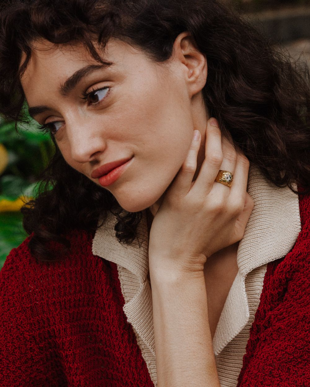 Primer plano de la modelo con el anillo bañado en oro de 18k con piedra semipreciosa Jaspe Dálmata de Isla Vurma