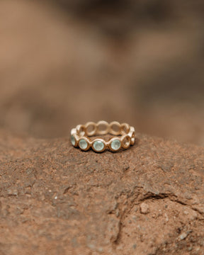 Anillo de latón bañado en Oro de 18k con pequeñas circunferencias rellenas de piedras semipreciosas en Aqua Calcedonia de Isla Vurma