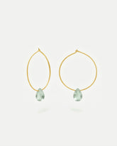Primer plano de los pendientes en forma de Aro bañado en oro de 18 quilates con piedra semipreciosa Amatista Verde en forma de gota
