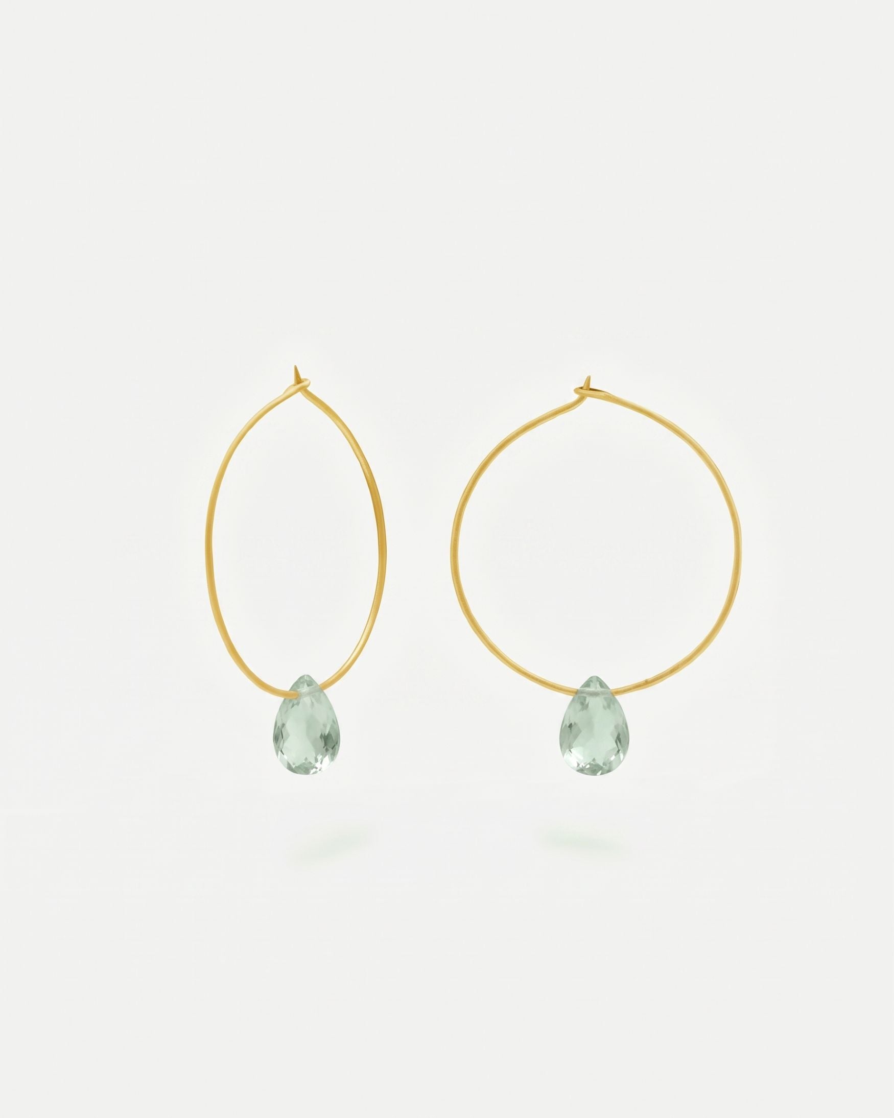 Primer plano de los pendientes en forma de Aro bañado en oro de 18 quilates con piedra semipreciosa Amatista Verde en forma de gota