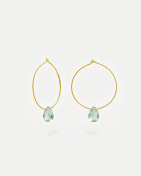 Primer plano de los pendientes en forma de Aro bañado en oro de 18 quilates con piedra semipreciosa Amatista Verde en forma de gota