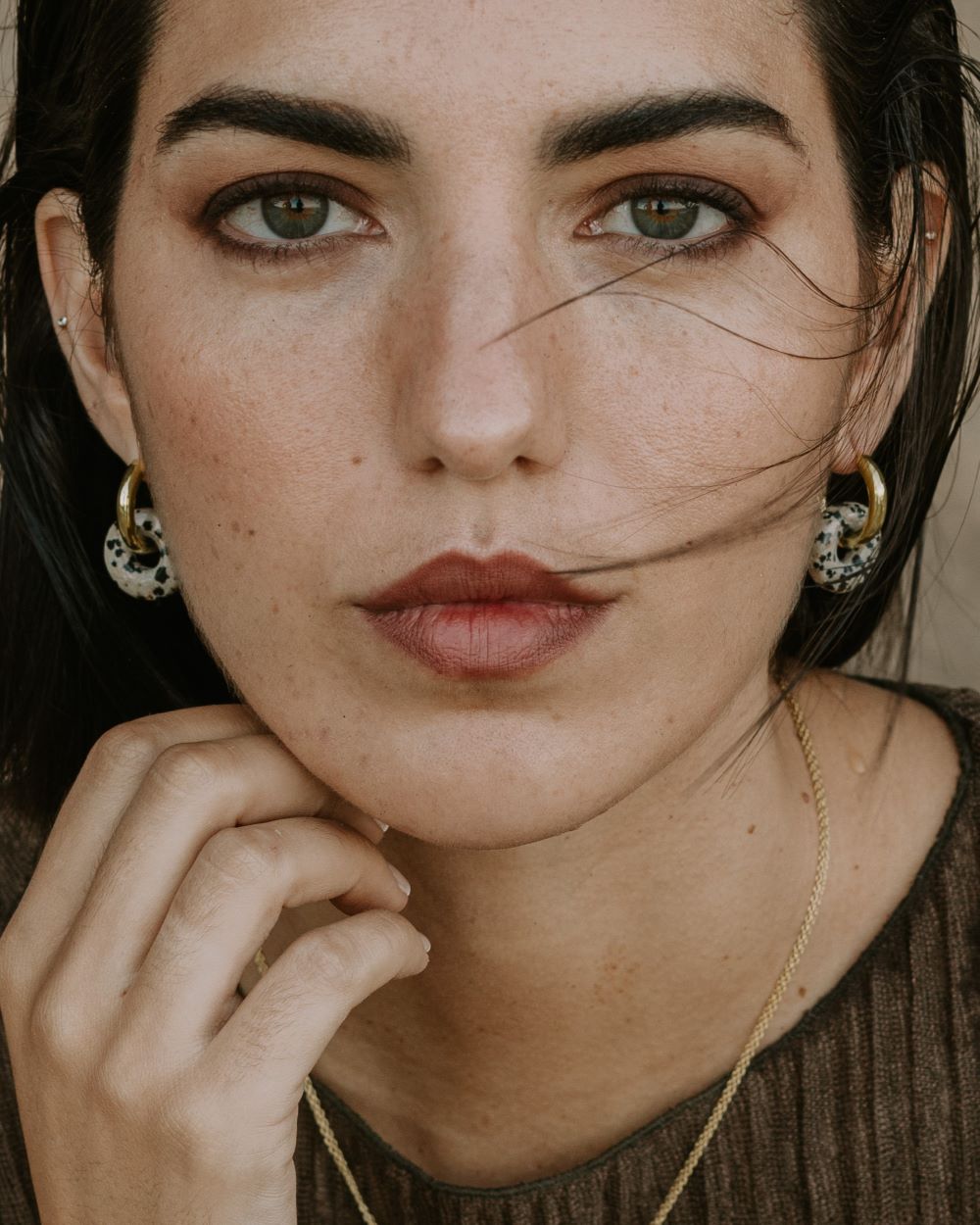 Aros acabados en Oro de 18 quilates con piedra natural Jaspe Dálmata, elaborados por Isla Vurma