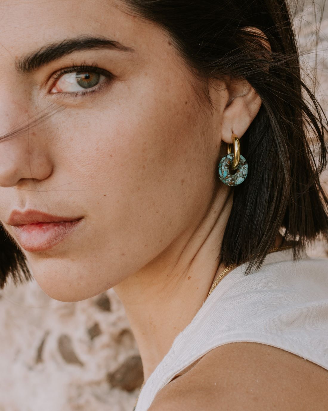 Aros de latón bañados en oro de 18 quilates con turquesa natural tallada, diseño de Isla Vurma