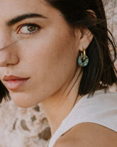 Aros de latón bañados en oro de 18 quilates con turquesa natural tallada, diseño de Isla Vurma