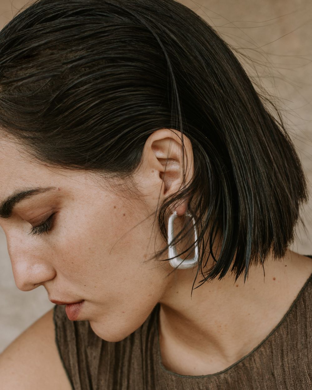 Aros cuadrados plateados diseño de Isla Vurma 