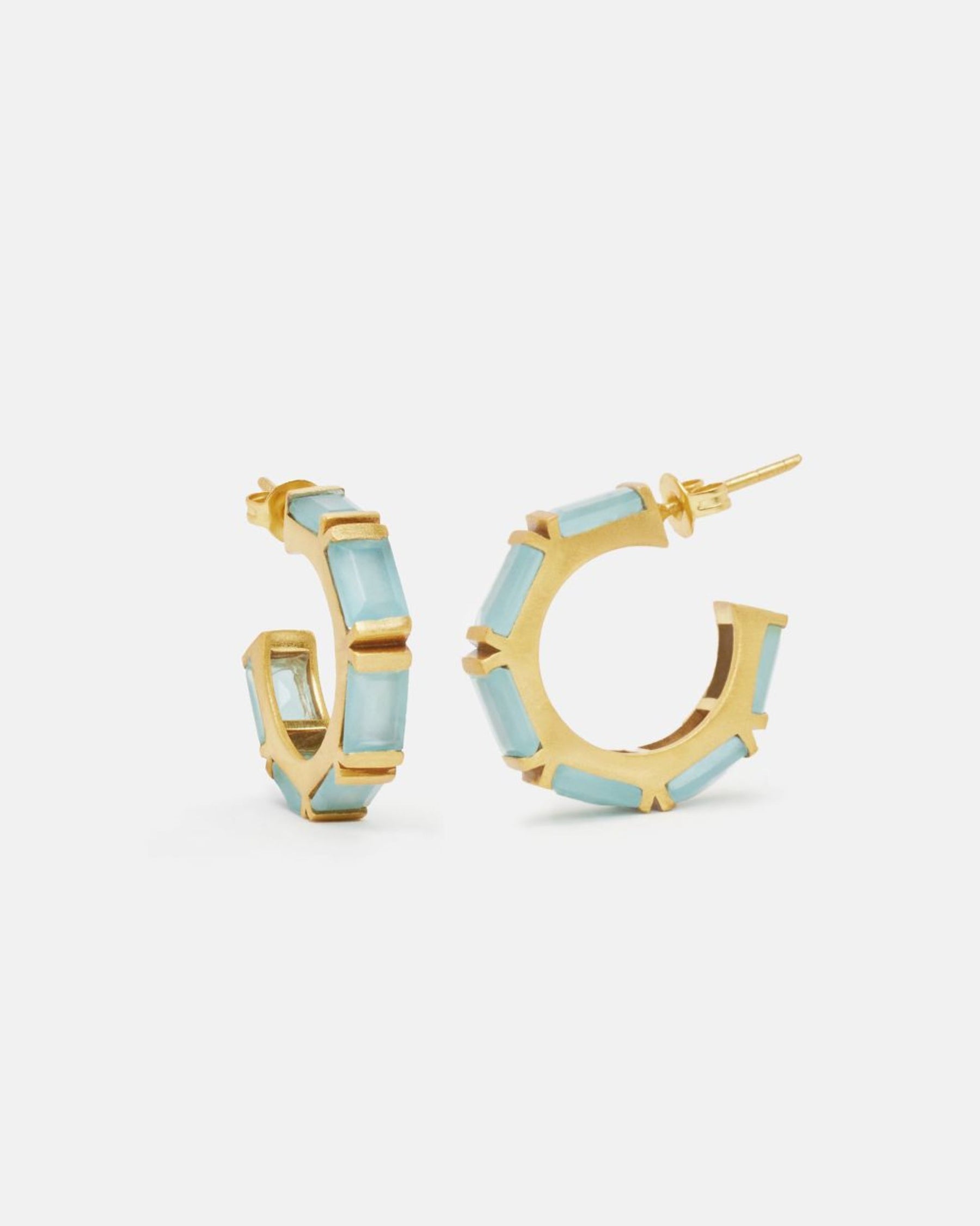Par de pendientes de aro dorados con incrustaciones rectangulares de piedra semipreciosa aqua calcedonia, distribuidas de forma uniforme a lo largo del aro. 