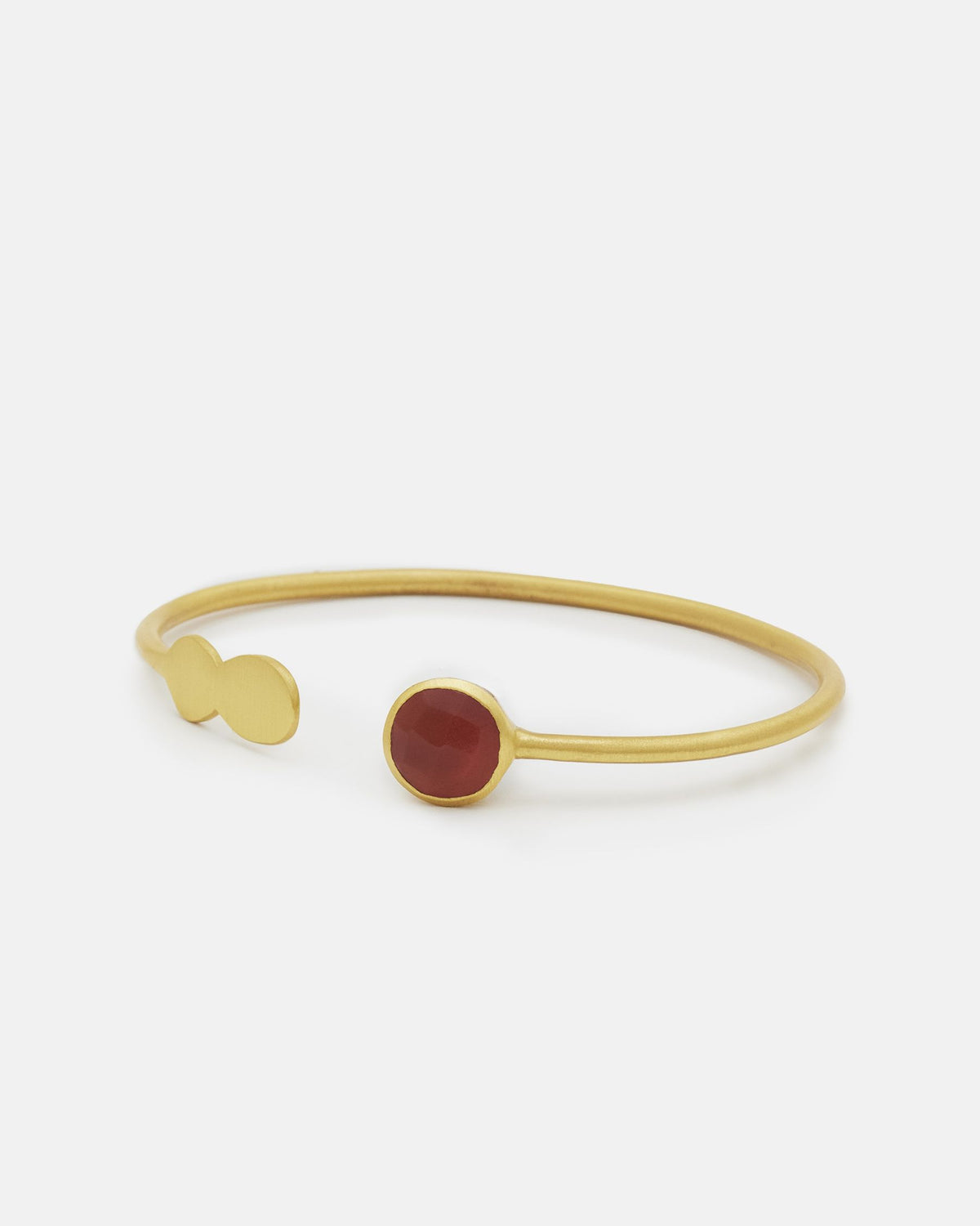 Brazalete Daura de latón bañado en oro de 18K con piedra semipreciosa Cornalina 