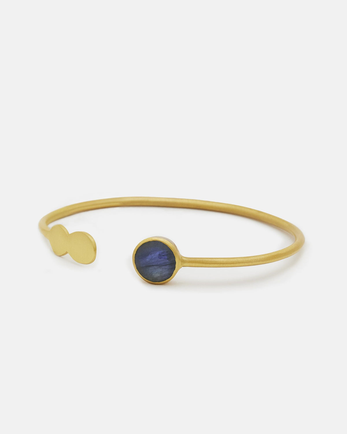 Brazalete Daura de latón bañado en oro de 18K con piedra semipreciosa Labradorita en primer plano