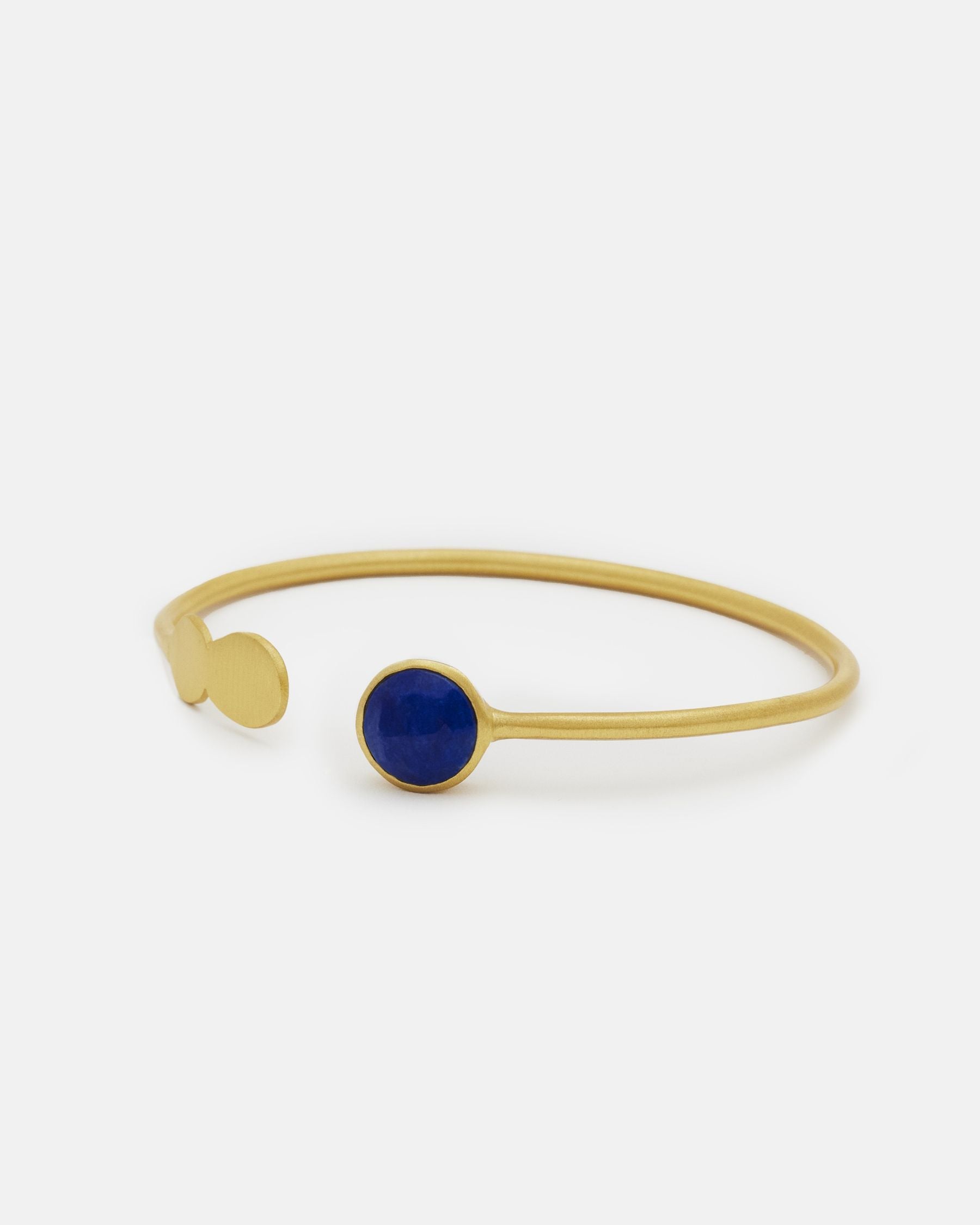 Brazalete Daura de latón bañado en oro de 18K con piedra semipreciosa Lapislázuli