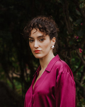 Primer plano de la modelo con los pendientes bañados en plata 925 abiertos y cierre mariposa de Isla Vurma