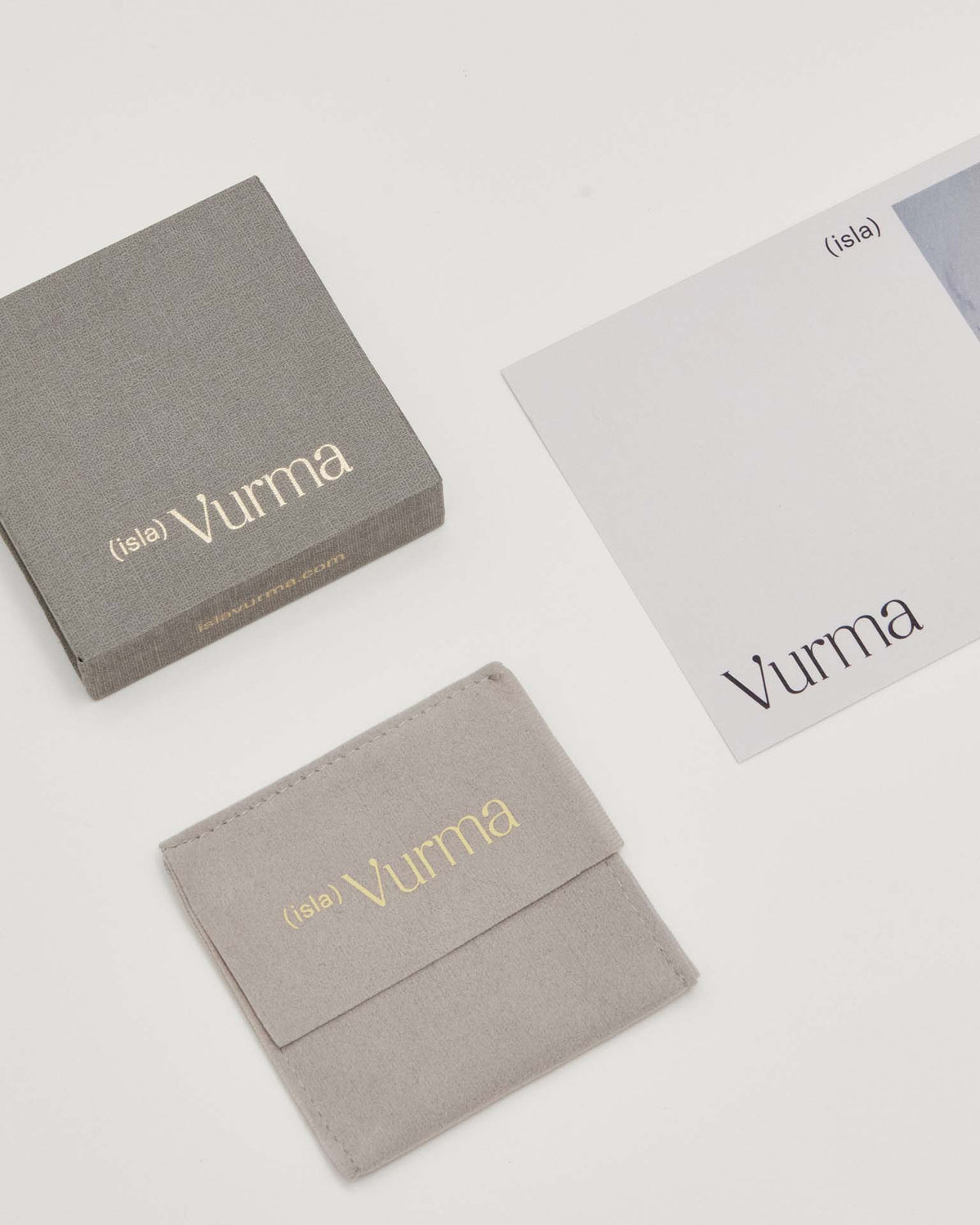 Caja con sobre reciclable y tarjeta para packaging de Isla Vurma
