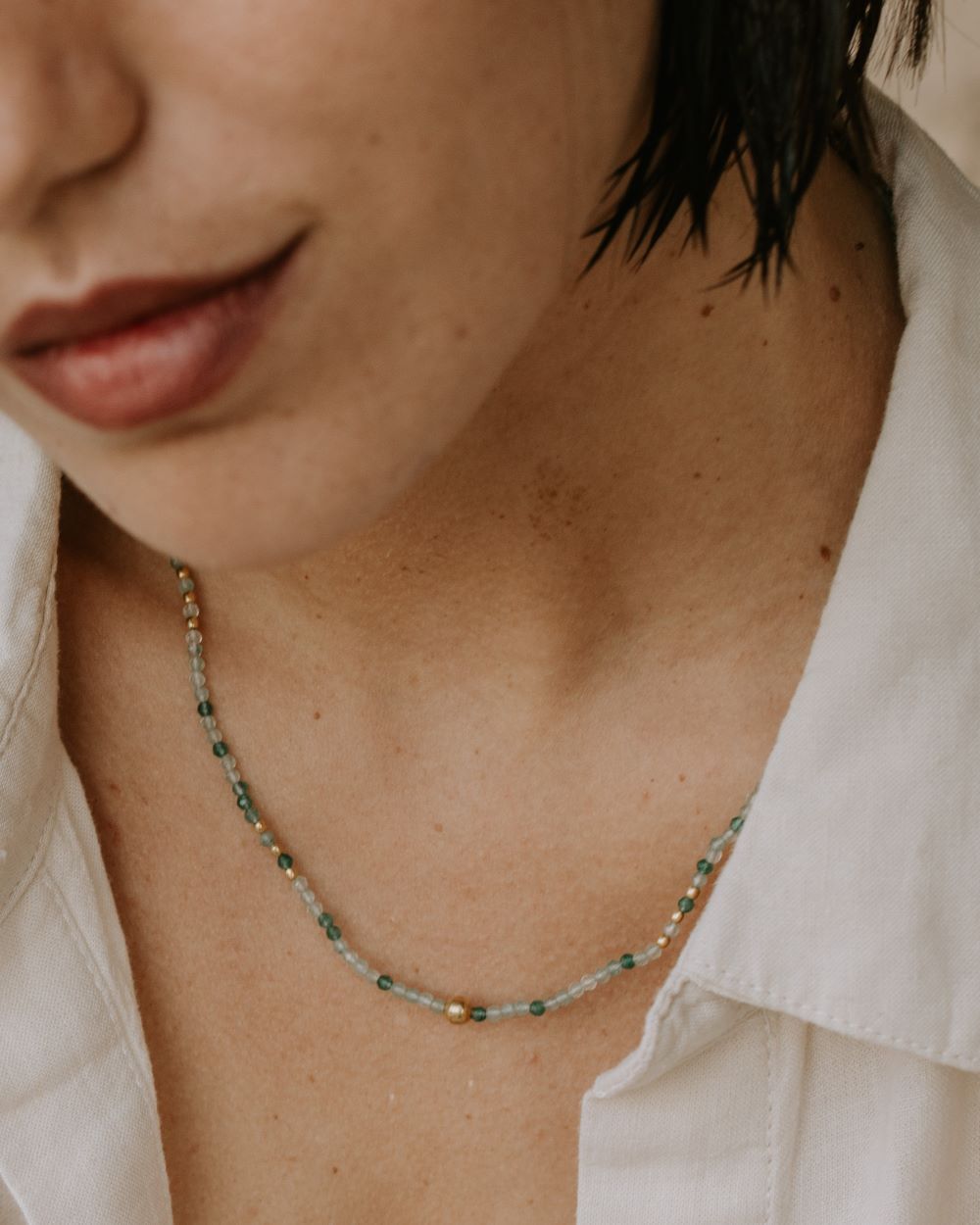 Collar con pequeñas piezas en tonos verdosos de la piedra Jade y Amatista Verde