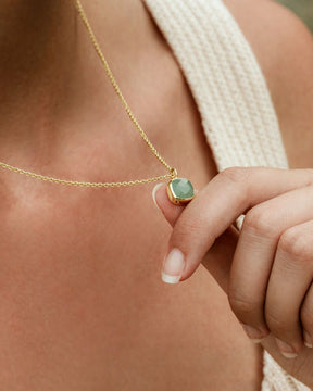 Modelo con el collar de piedra semipreciosa Aventurina Verde de Isla Vurma