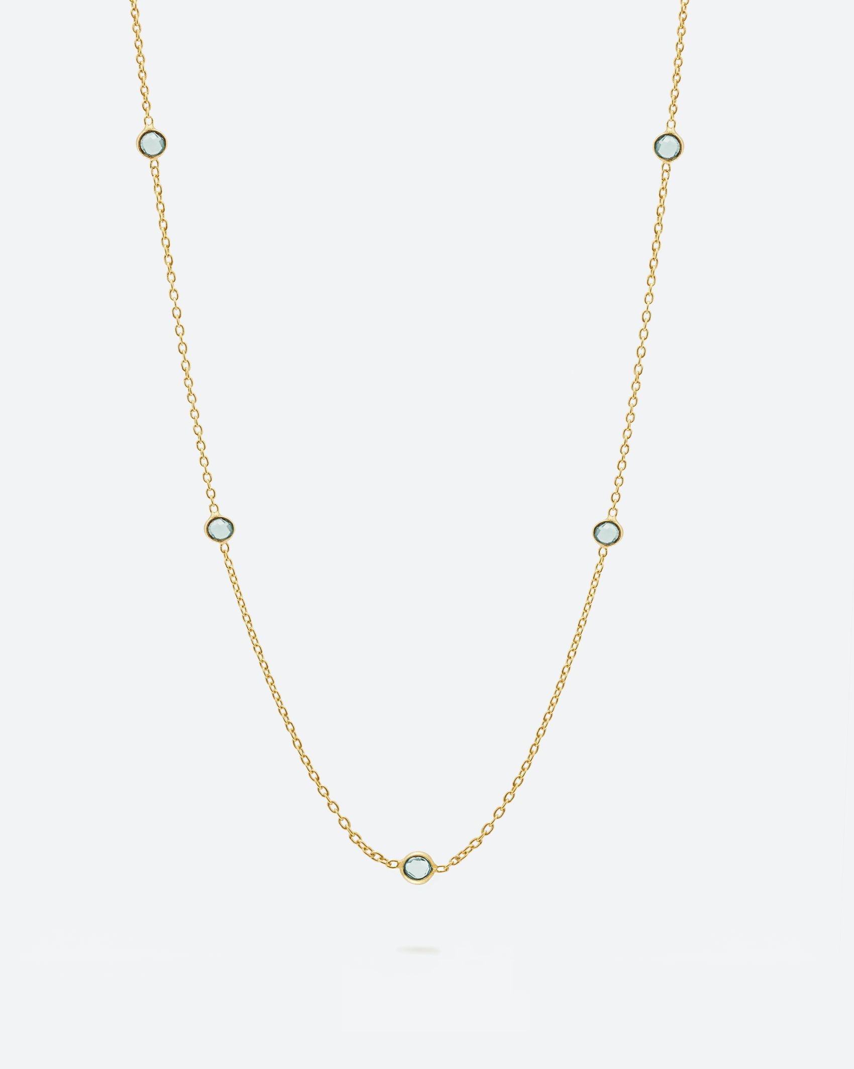 Collar bañado en oro de 18k con piedras de Amatista Verde sobre fondo claro de Isla Vurma 