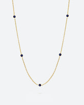 Collar bañado en oro de 18k con piedras de Lapislázuli sobre fondo claro de Isla Vurma 