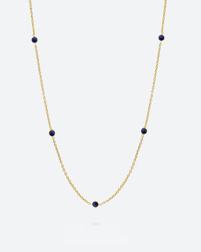 Collar bañado en oro de 18k con piedras de Lapislázuli sobre fondo claro de Isla Vurma 