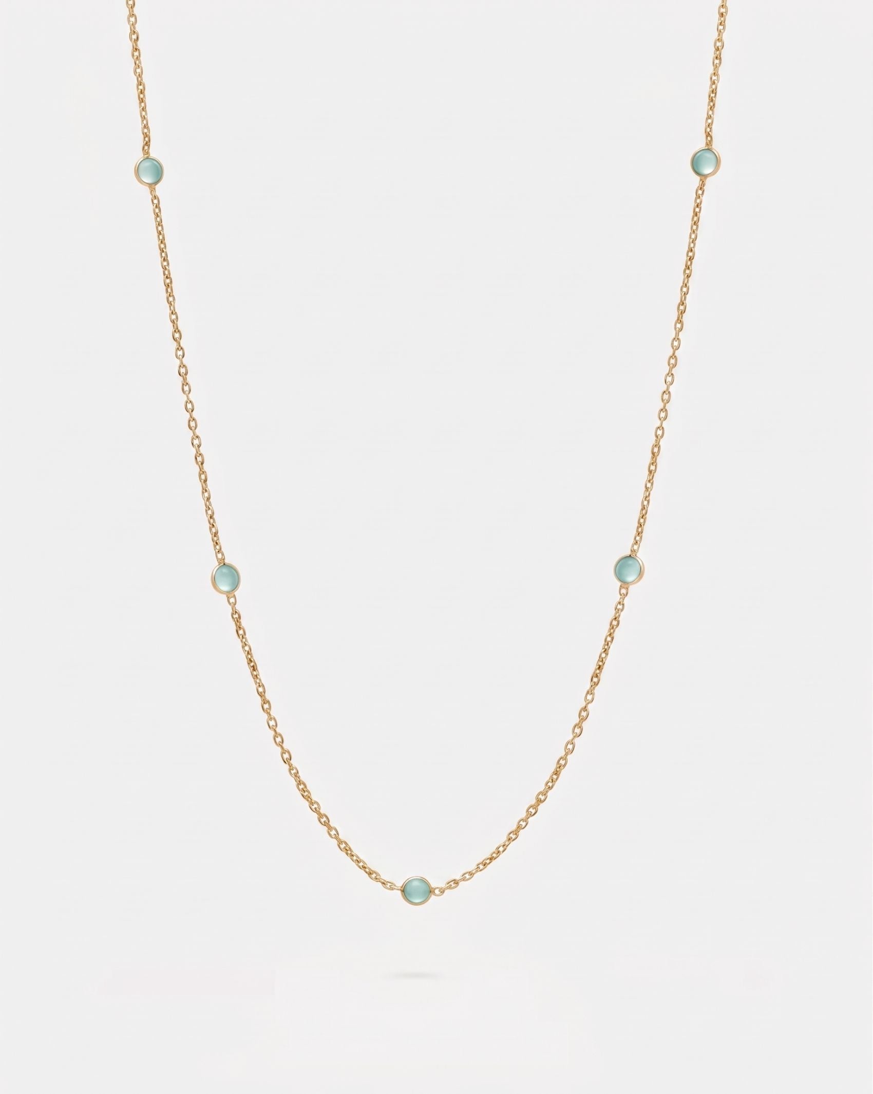 Collar bañado en oro de 18k con piedras de Lapislázuli sobre fondo claro de Isla Vurma 