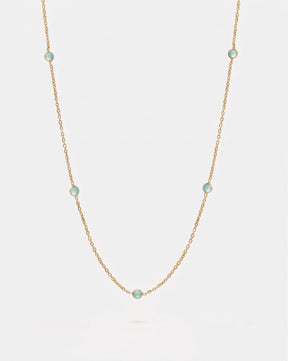 Collar bañado en oro de 18k con piedras de Lapislázuli sobre fondo claro de Isla Vurma 