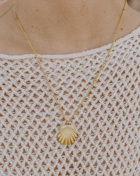 Collar de Isla Vurma en forma de concha con cadena dorada que contiene pequeñas cuentas doradas.