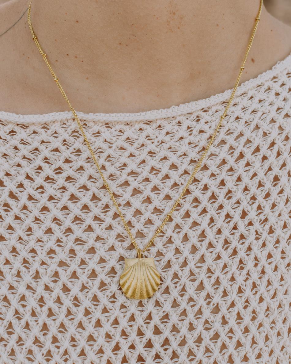 Collar de Isla Vurma en forma de concha con cadena dorada que contiene pequeñas cuentas doradas.