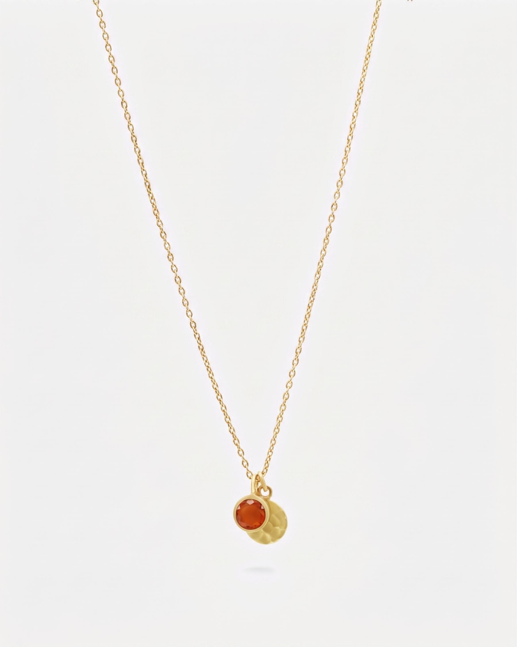 Primer plano sobre fondo blanco del collar bañado en oro con piedra semipreciosa en Cornalina de Isla Vurma