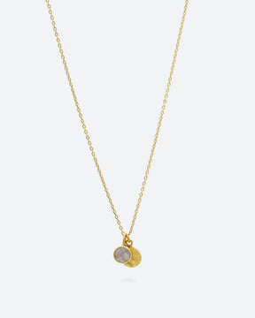 Primer plano del collar bañado en oro  de 18 quilates con piedra semipreciosa Piedra de Luna de Isla Vurma
