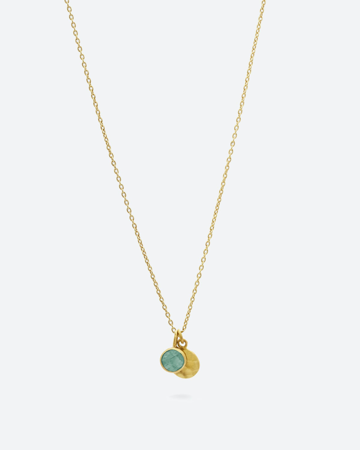 Primer plano del collar con Piedra Aqua Calcedonia de Isla Vurma