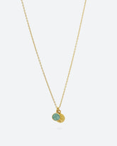 Primer plano del collar con Piedra Aqua Calcedonia de Isla Vurma