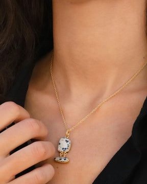 Primer plano de modelo con collar de piedra semipreciosa Jaspe Dálmata de Isla Vurma