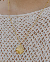 Collar en forma de concha dorado