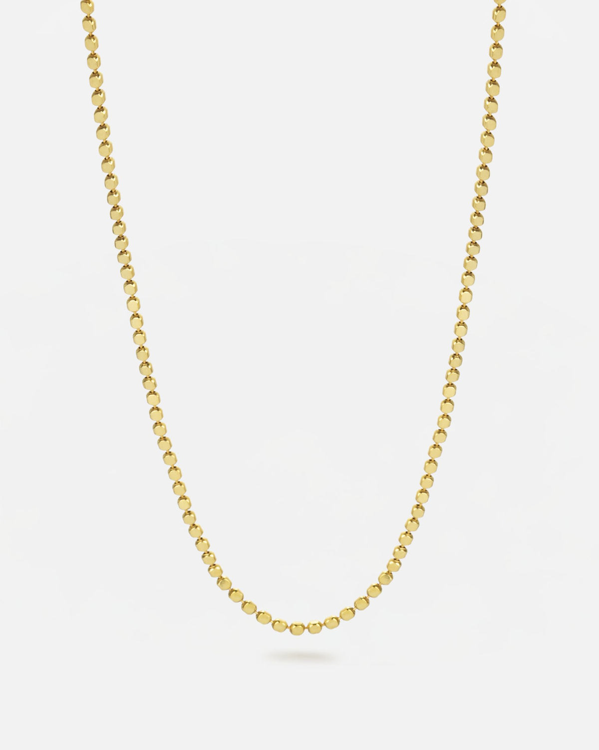 Collar de cadena fina en pequeñas piezas bañado en oro 18 quilates