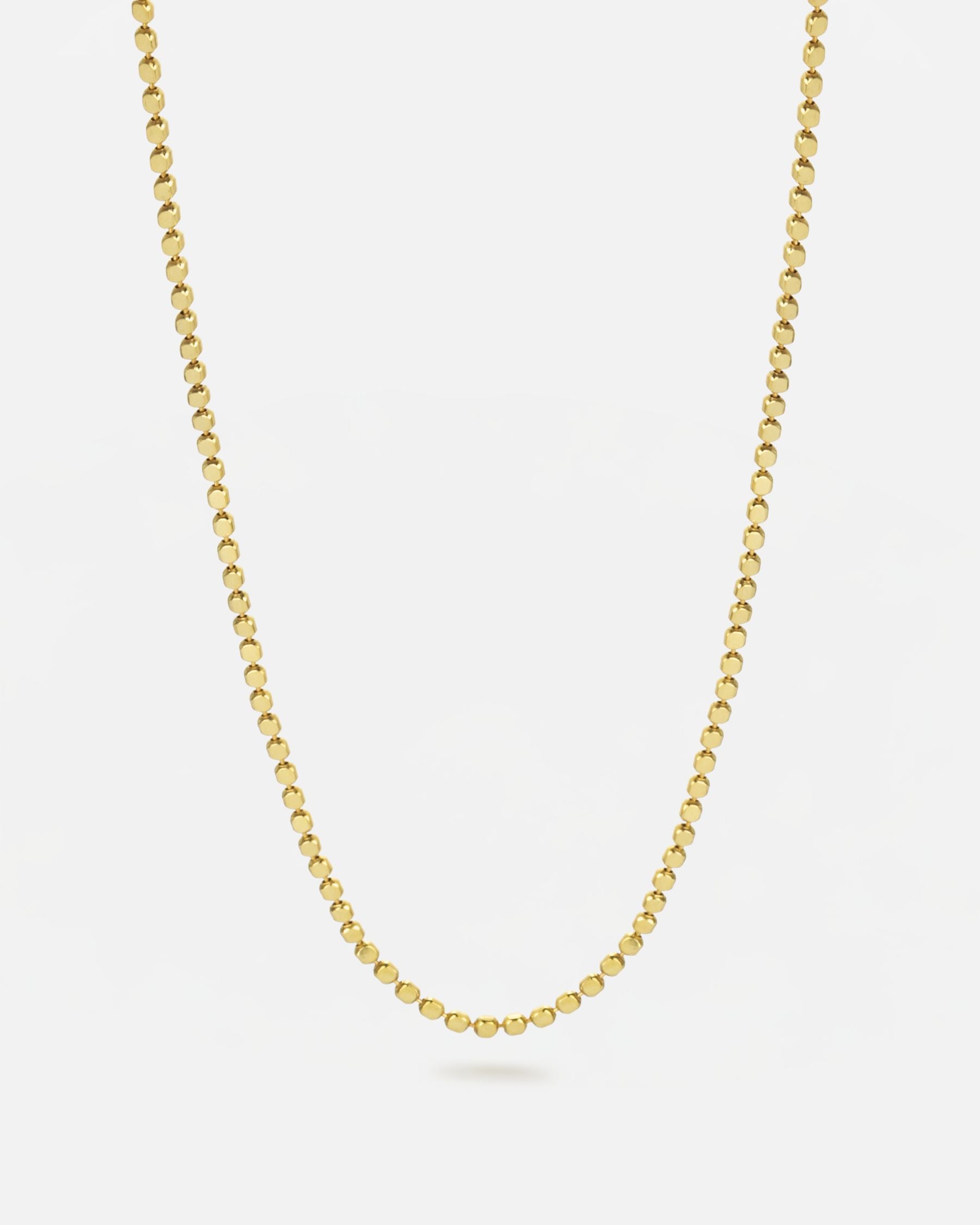 Collar de cadena fina en pequeñas piezas bañado en oro 18 quilates
