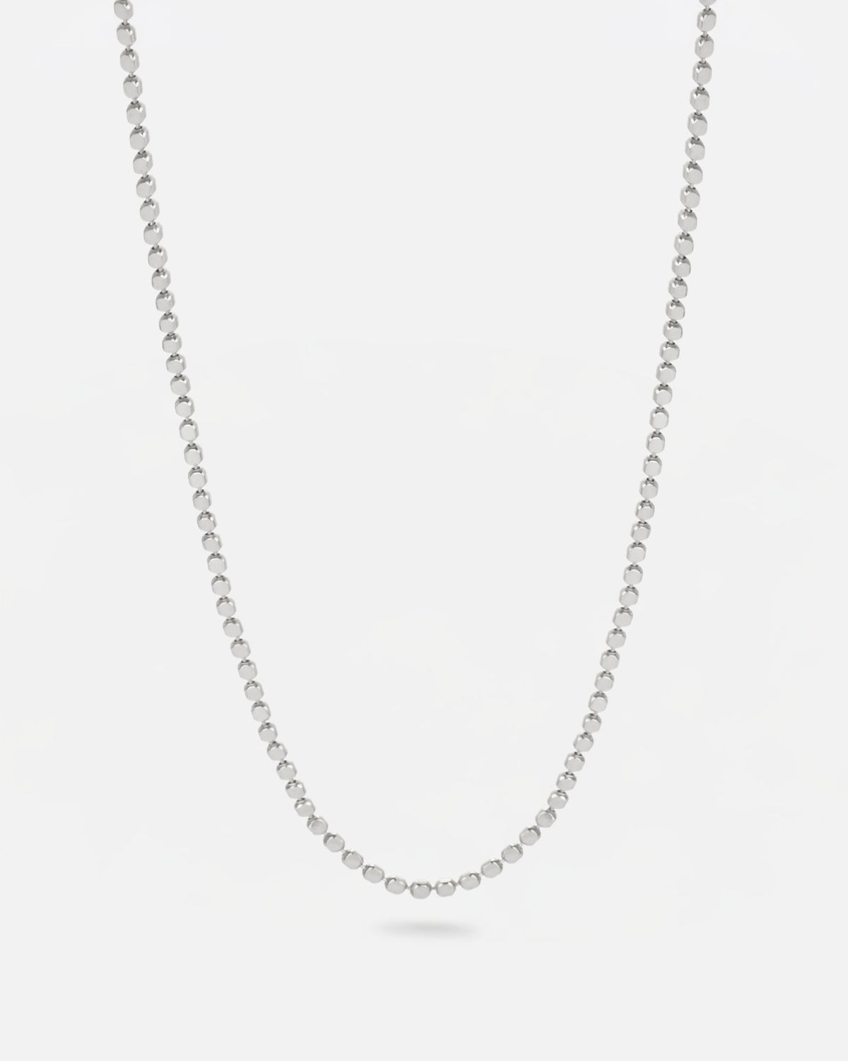Collar de cadena fina bañado en plata de ley con pequeñas piezas rectangulares unidas.