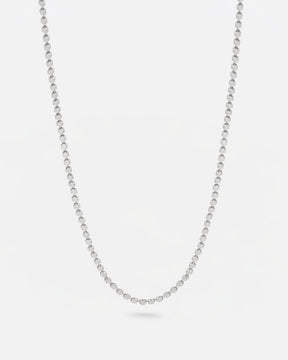 Collar de cadena fina bañado en plata de ley con pequeñas piezas rectangulares unidas.