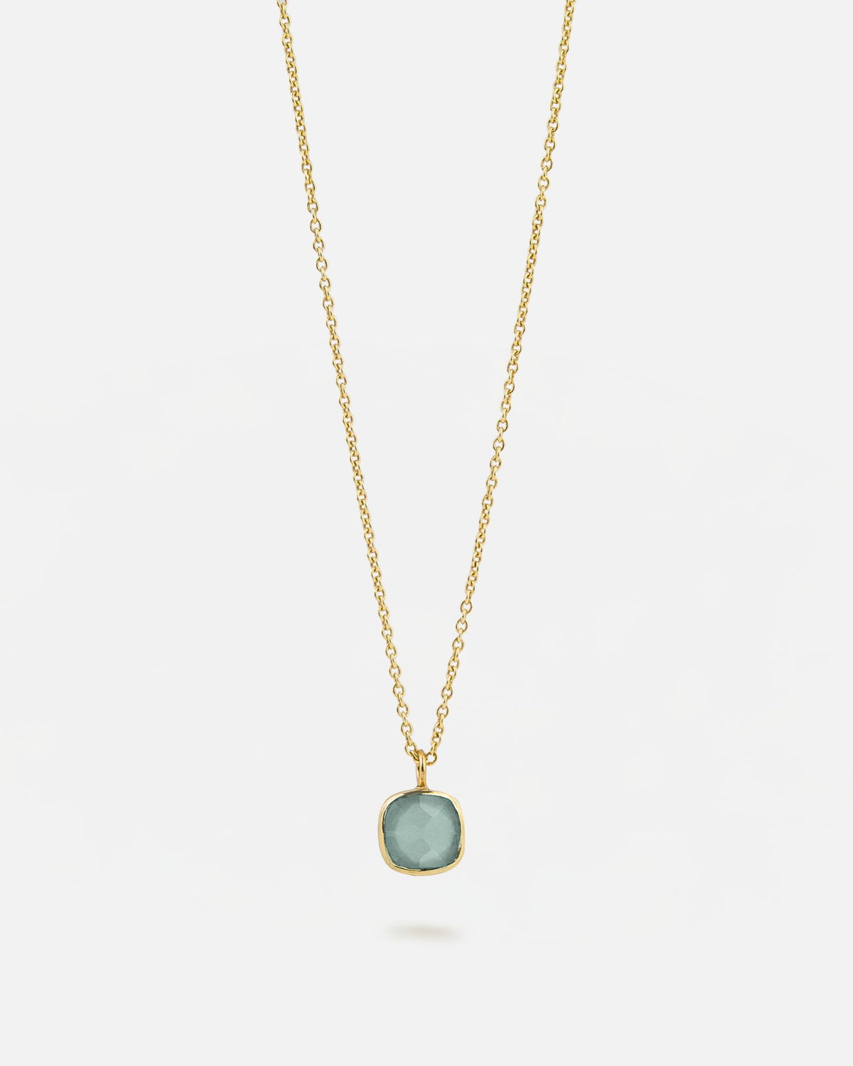 Collar bañado en oro de 18 quilates con pieza cuadrada de piedra semipreciosa Aventurina Verde de Isla Vurma