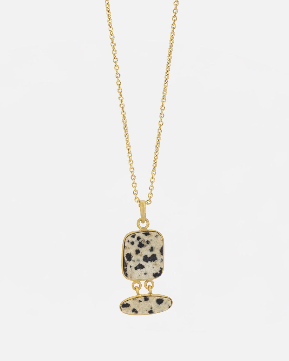 Primer plano del collar con piedra semipreciosa Jaspe Dálmata de Isla Vurma