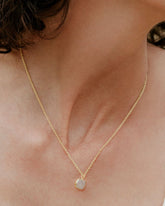 Primer plano del collar con pieza cuadrada y piedra semipreciosa Piedra de Luna de Isla Vurma