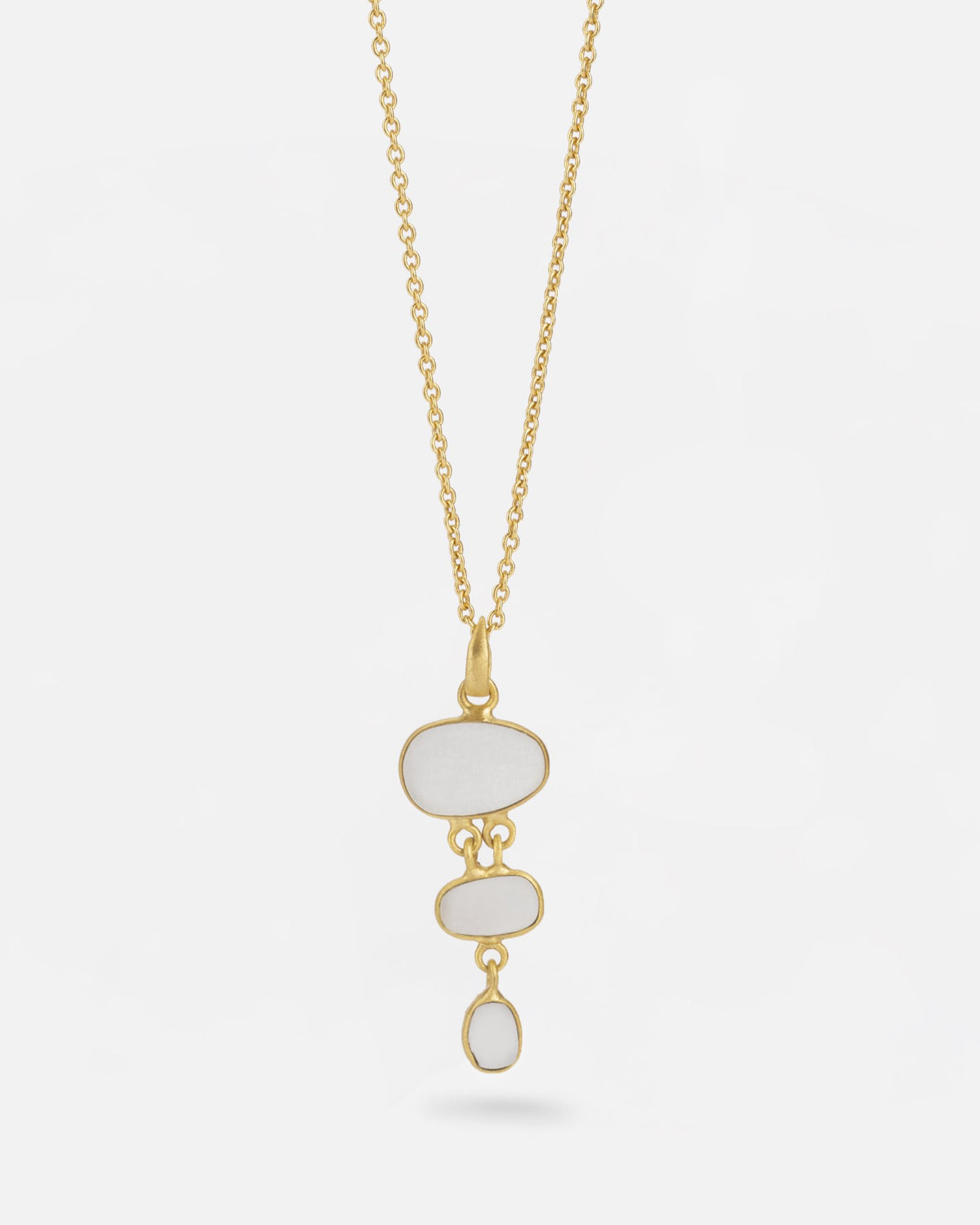 Collar de la diseñadora Paula Chacartegui para Isla Vurma que contiene una Piedra de Luna natural en tres formas diferentes. Pertenece a la colección Fites.