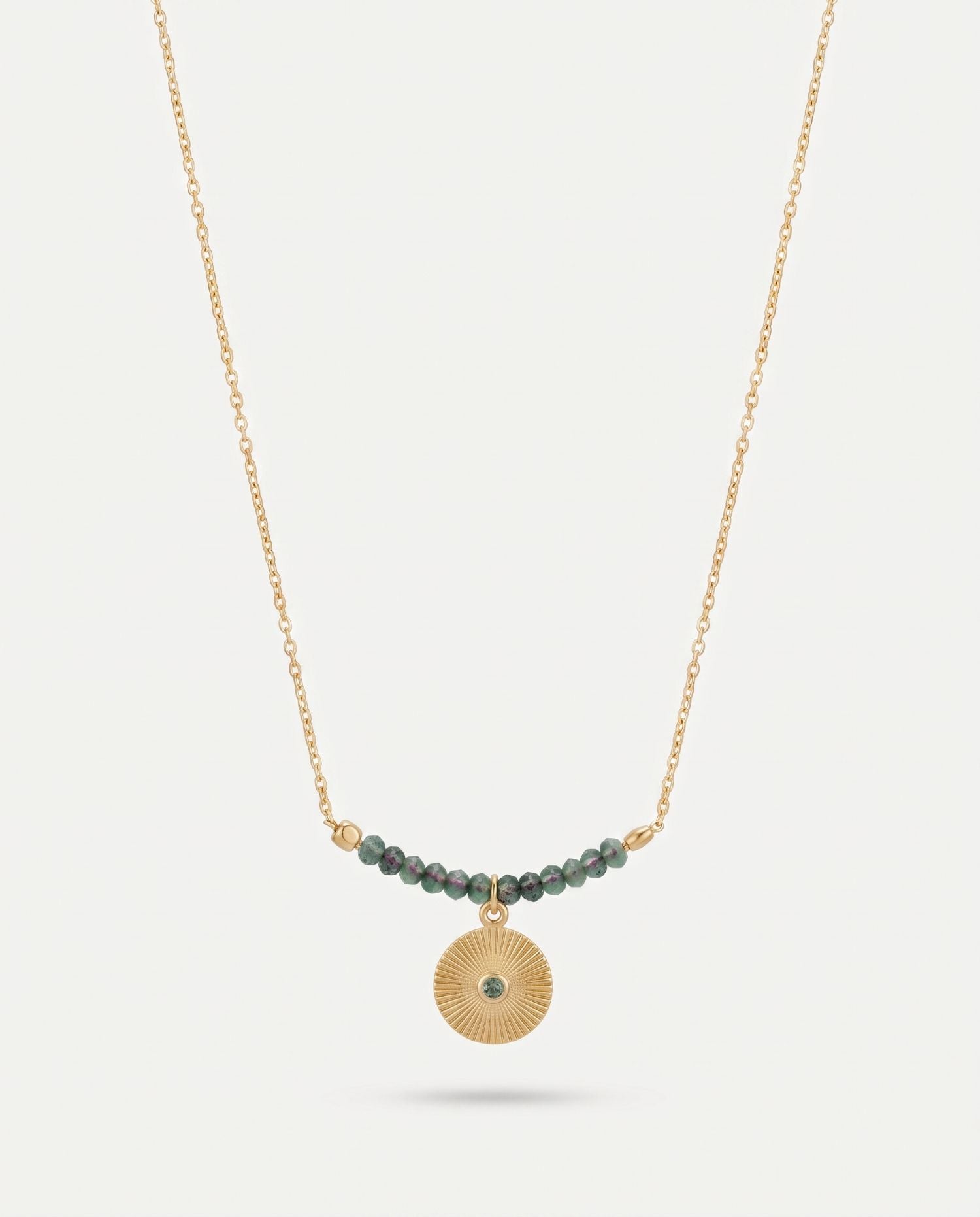 Primer plano de collar circular con Piedra Rubí zoisita de Isla Vurma