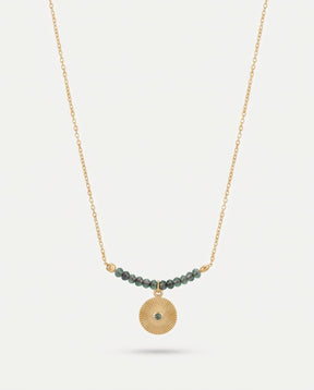 Primer plano de collar circular con Piedra Rubí zoisita de Isla Vurma