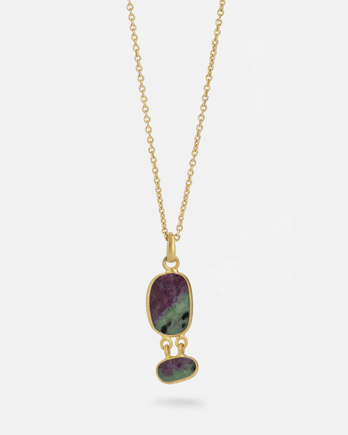 Collar dorado con colgante de piedra Rubí en Zoisita en doble engaste ovalado de Isla Vurma