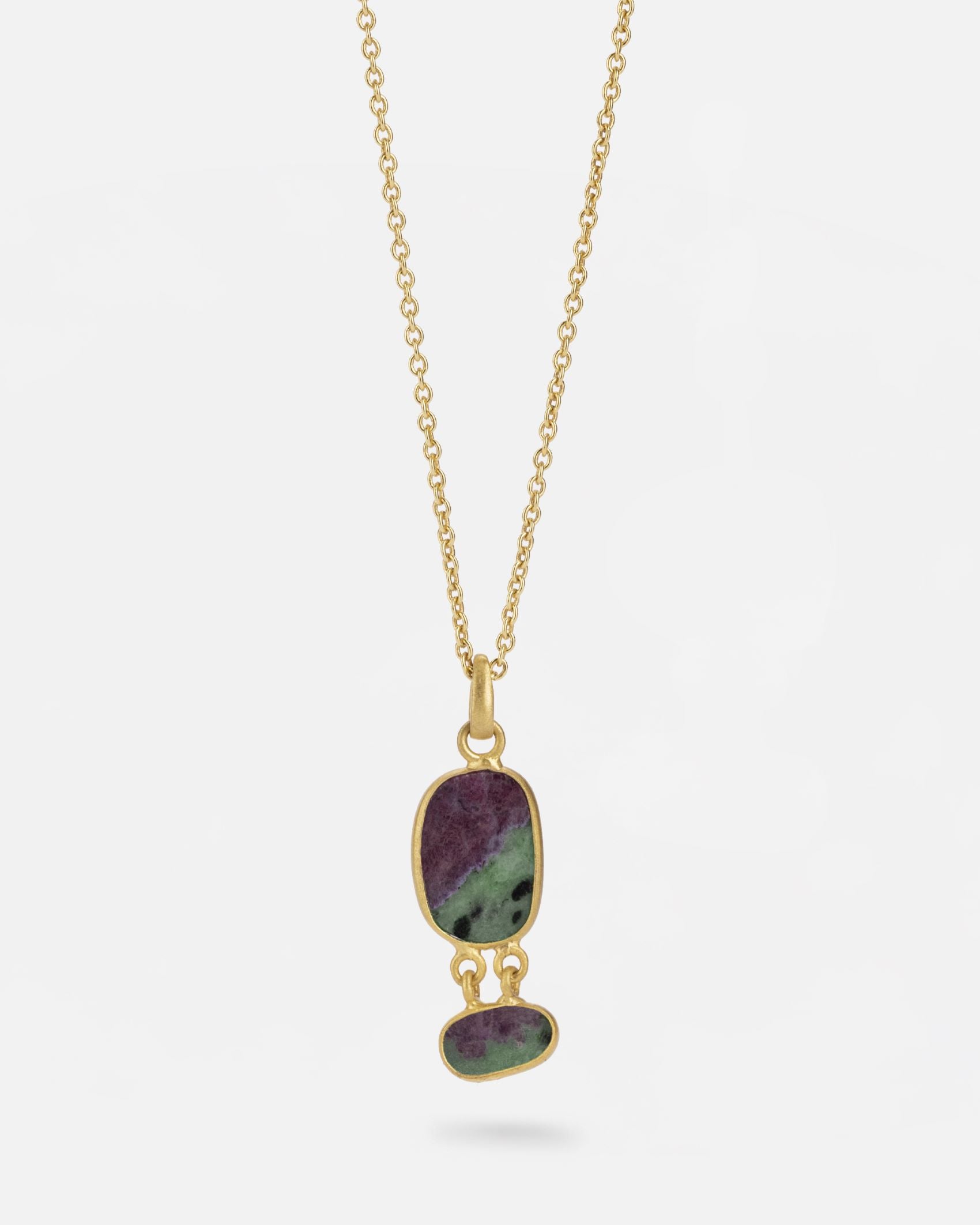 Collar dorado con colgante de piedra Rubí en Zoisita en doble engaste ovalado de Isla Vurma