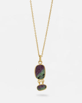 Collar dorado con colgante de piedra Rubí en Zoisita en doble engaste ovalado de Isla Vurma