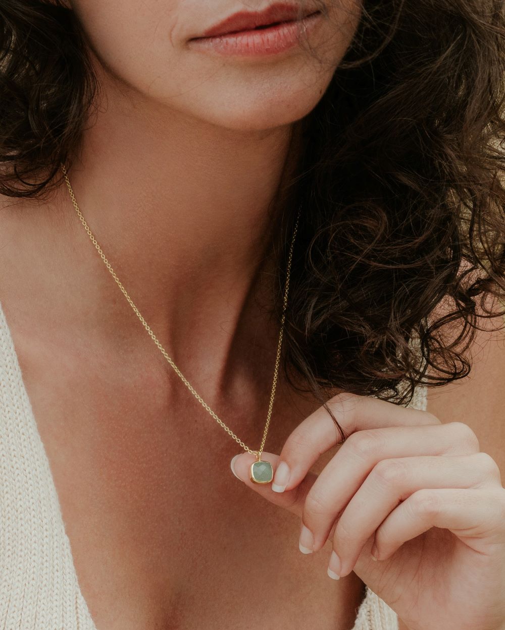Modelo con collar bañado en oro de 18 quilates con pieza cuadrada de piedra semipreciosa Aventurina Verde de Isla Vurma