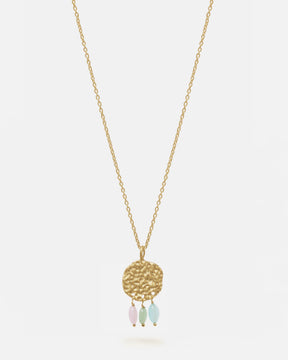 Primer plano del collar bañado en oro de 18 quilates con una pieza circular martillado con tres piedras semipreciosas en forma de gota en Aqua, Cuarzo Melocotón y Aventurina Verde sobre fondo blanco de Isla Vurma